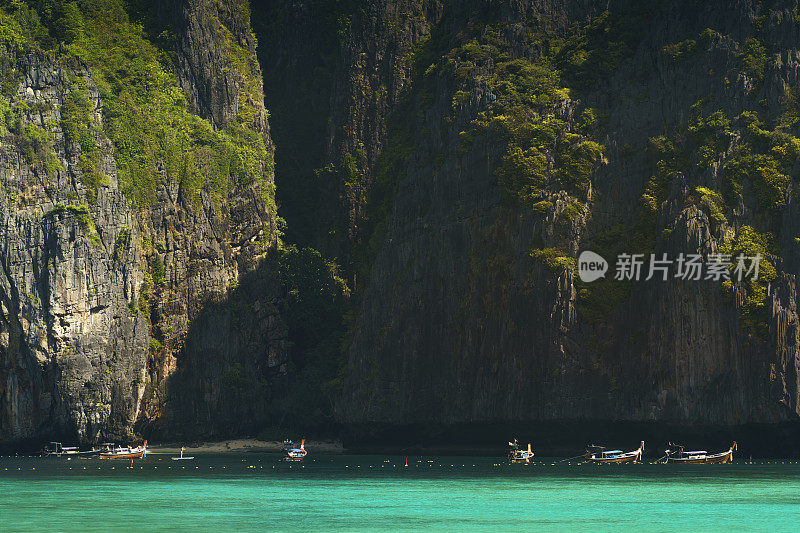 美丽的绿松石海滩玛雅湾在披皮群岛，泰国