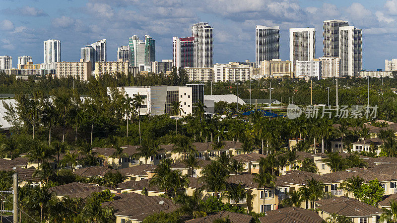 从佛罗里达州迈阿密的Aventura俯瞰阳光岛海滩的天际线。