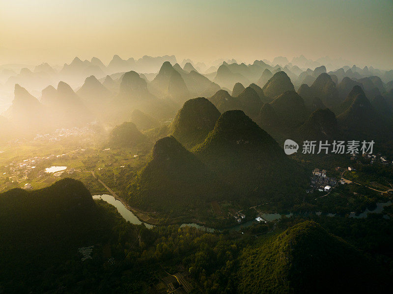 中国桂林的山景日落