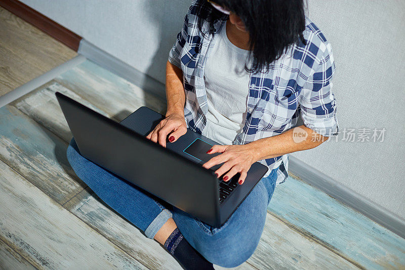 女高年级女生使用笔记本电脑键盘打字、工作、写电子邮件