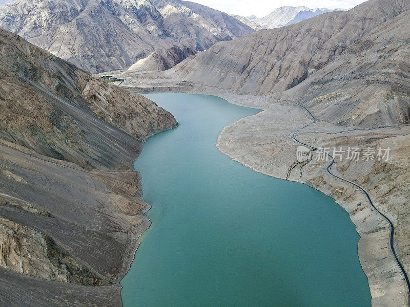鸟瞰帕米尔高原上的水库，新疆，中国