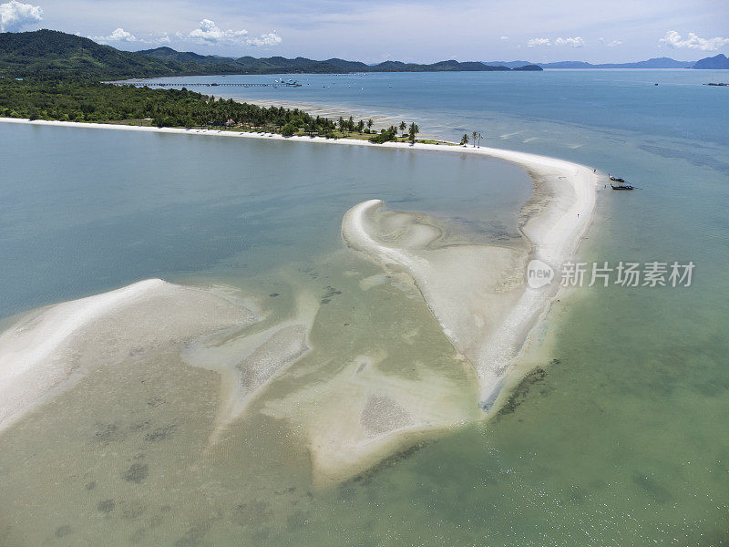 从空中俯瞰位于普吉岛、甲米岛和泰国攀牙岛之间的安达曼海岛。
