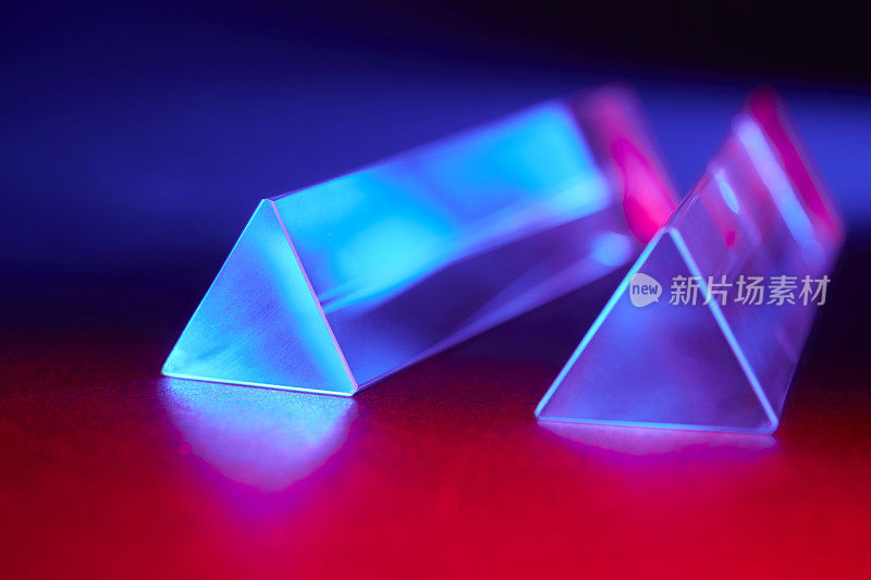 三角形玻璃与红色和蓝色光谱抽象背景
