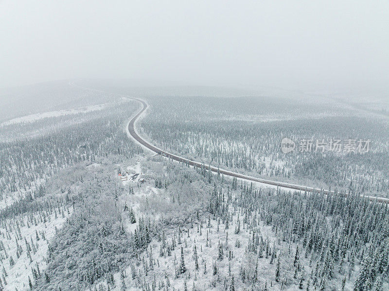 加拿大育空地区冬季暴雪过后的北方自然森林鸟瞰图