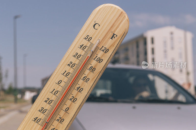 在炎热的夏日，这个城市的温度计有华氏100度