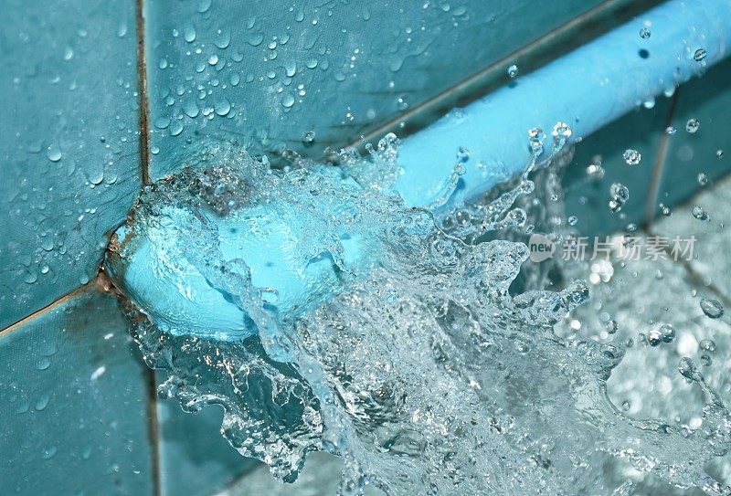 蓝色聚乙烯管道破裂后溅起的水
