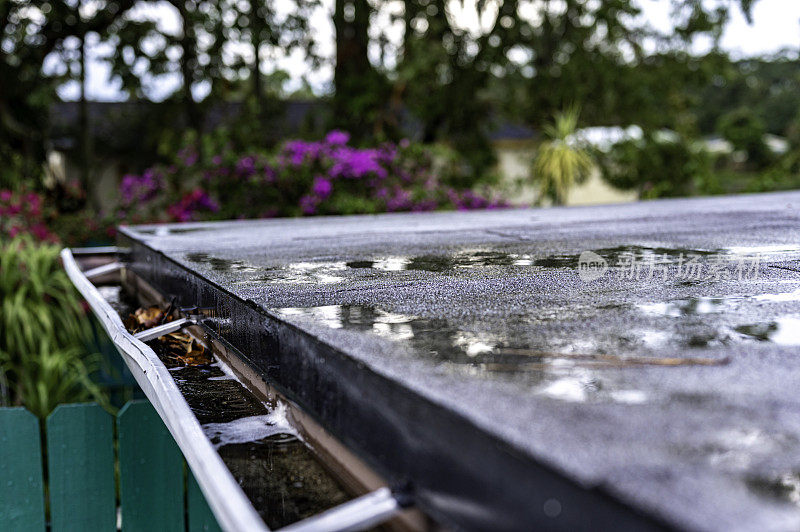 在暴风雨中，一个普通家庭屋顶上的雨槽