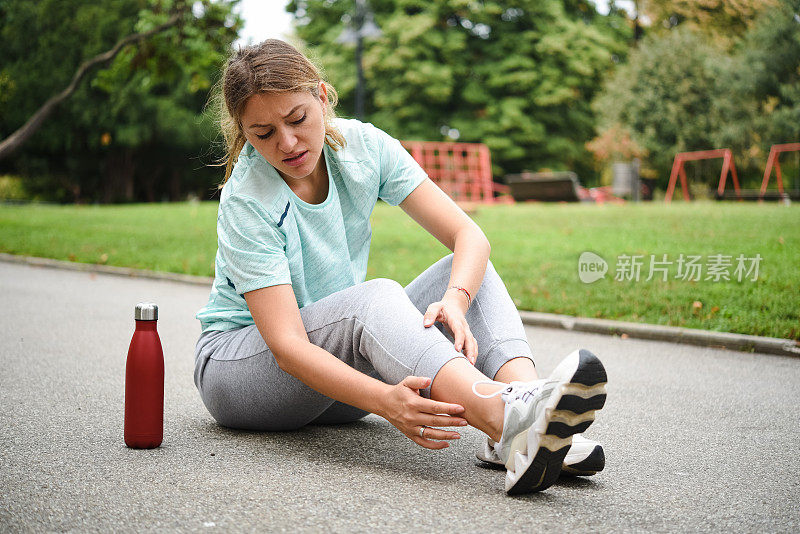 一名女子在慢跑时摔倒，扭伤了脚踝