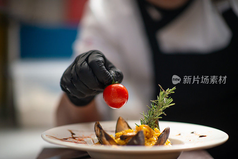 特写男厨师在餐厅装饰餐点