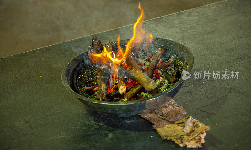 土著吸烟仪式。碗和木头，火和烟。