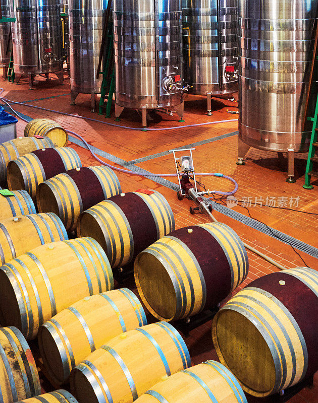 橡木木桶葡萄酒在酿酒厂发酵过程中成熟的橡木木桶