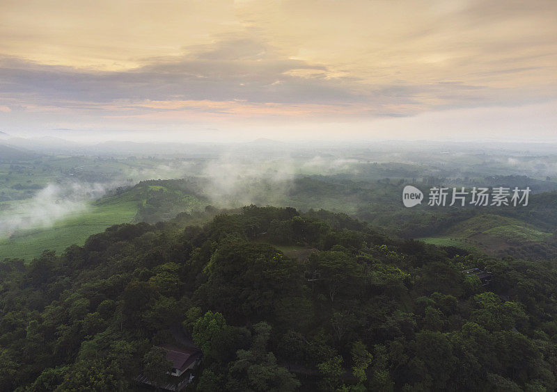 泰国呵叻府考雅伊国家公园热带雨林美丽的风景晨景