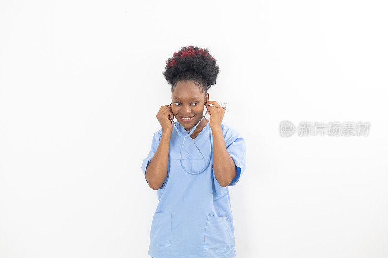 一个非洲女医生戴上听诊器的画室画像