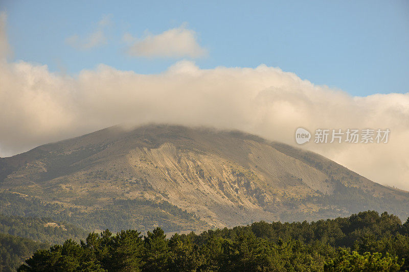 山中有云，山水有自然背景