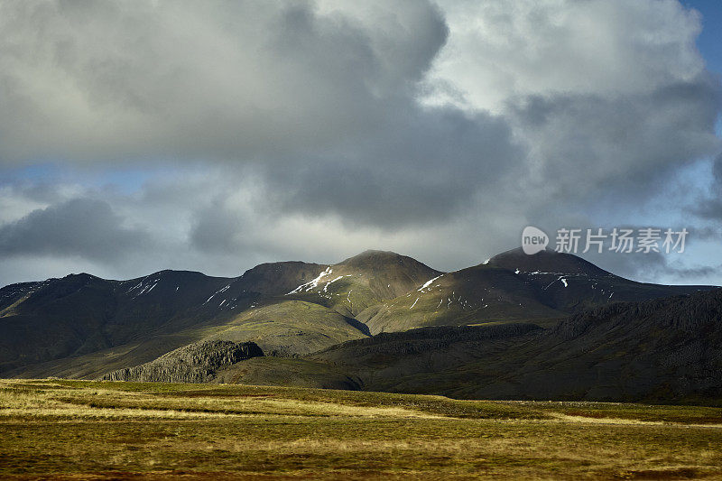 冰岛西南部，日落时分的小山脉景观