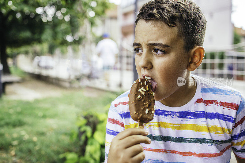 白人男孩吃巧克力冰淇淋棒