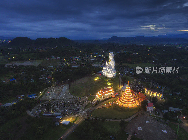 怀普拉康寺鸟瞰图(无人机拍摄)是位于泰国清莱省的拥有大型佛像和一座9层塔的寺庙