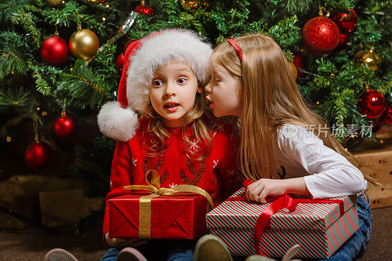 孩子们分享关于圣诞老人在圣诞树下发现的珍贵礼物的秘密