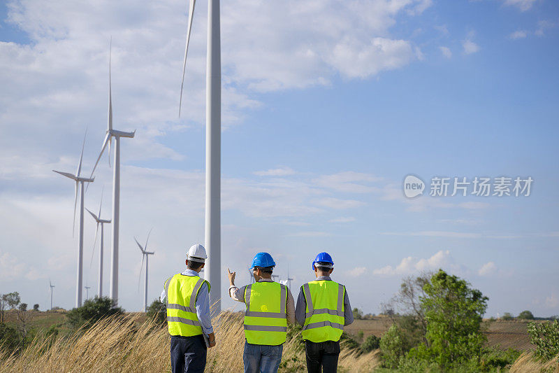 电力工地的蓝领工人。风车。