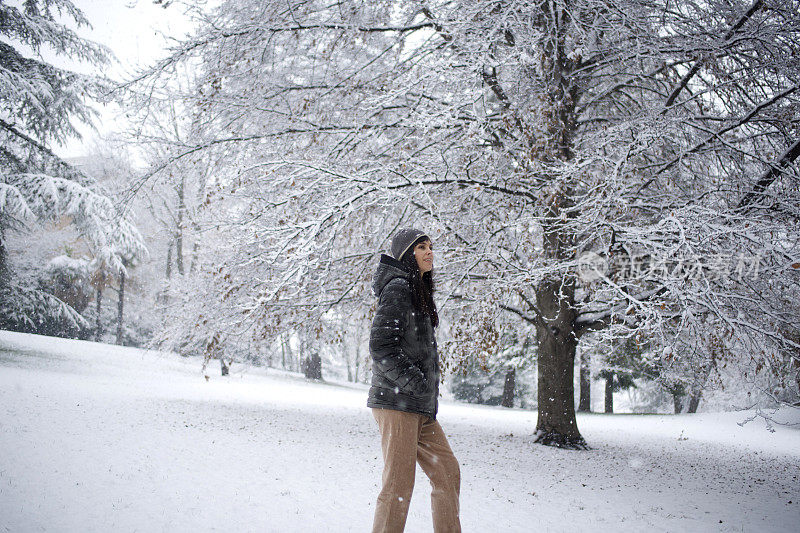 在雪地里行走的女人