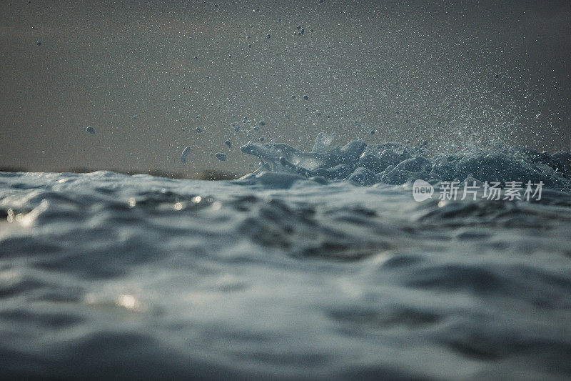 波涛汹涌的大海和海浪从一艘船