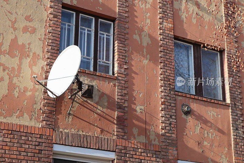旧公寓墙上的卫星天线
