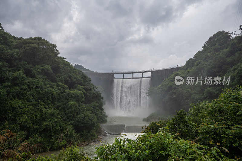 大型水库泄洪鸟瞰图