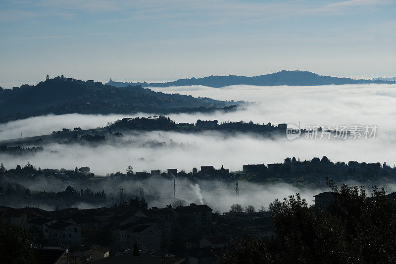 马尔凯的村庄在云海上