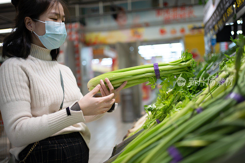 亚洲妇女正在采摘芹菜