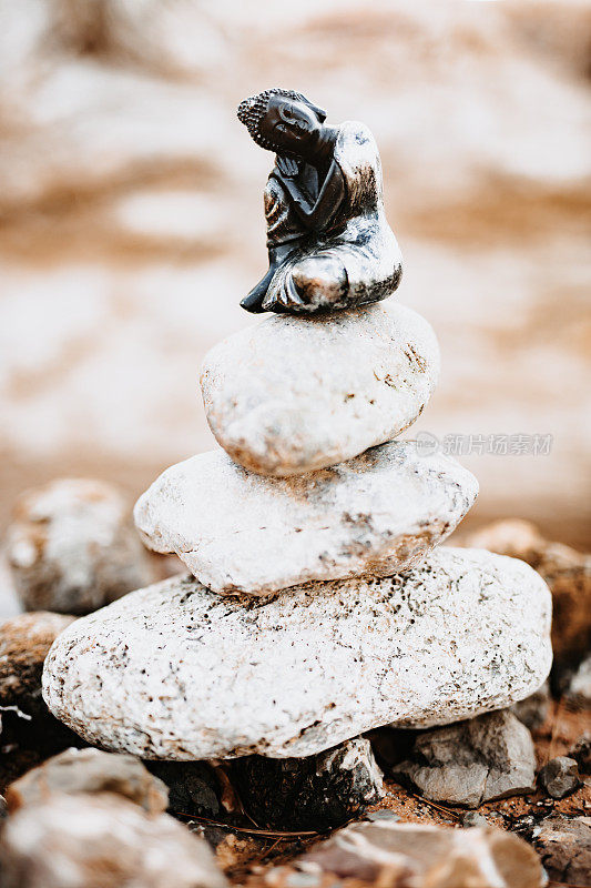 观音菩萨坐在一堆禅石上