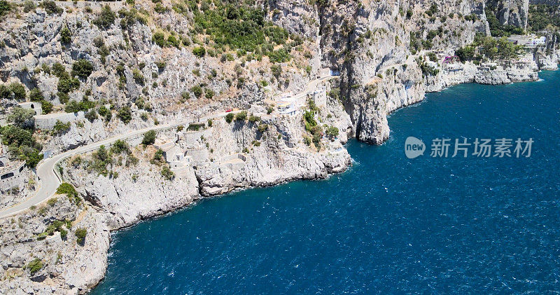 意大利坎帕尼亚，夏季阿马尔菲海岸Furore桥的鸟瞰图。