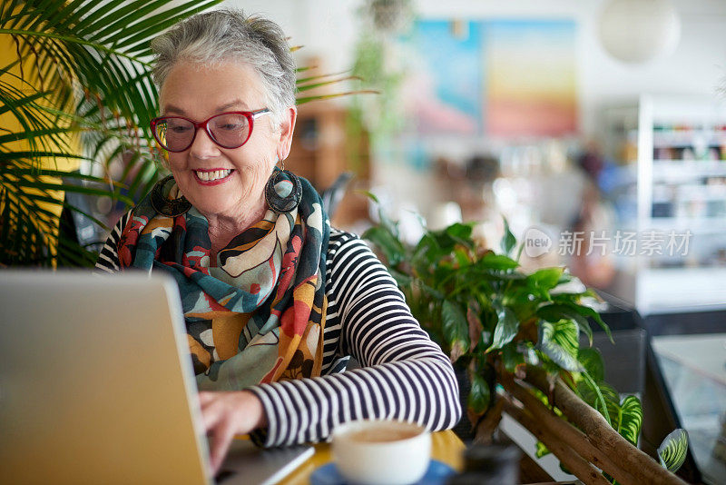 电子邮件，成熟和快乐的女人在笔记本电脑上打字交流，上网和在咖啡馆求婚。工作，计划和个人电脑的研究，网络和远程工作效率