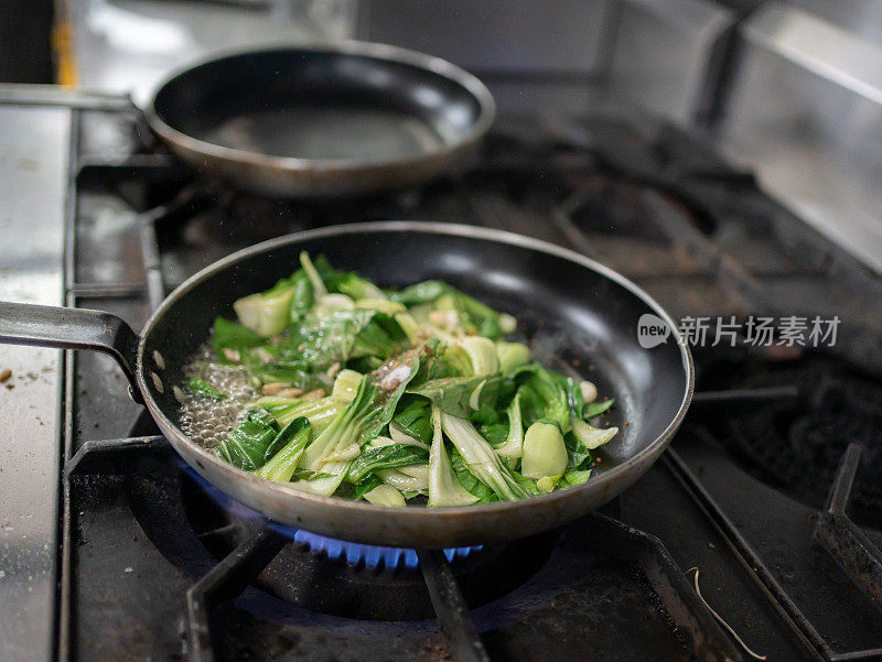 平底锅里的绿色蔬菜