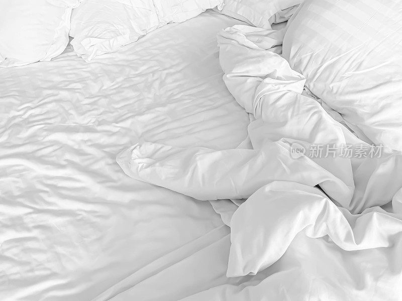 黑白色调的褶皱毯子，褶皱床单在家里或酒店卧室的床上