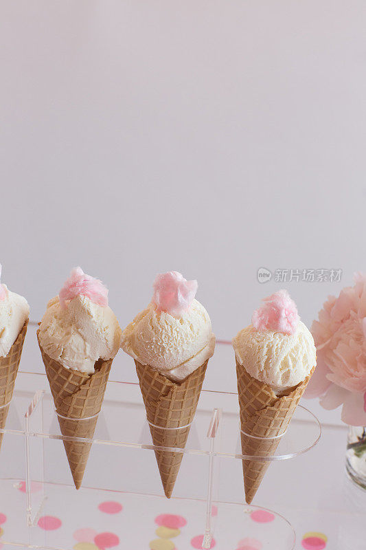 一排冰淇淋甜筒