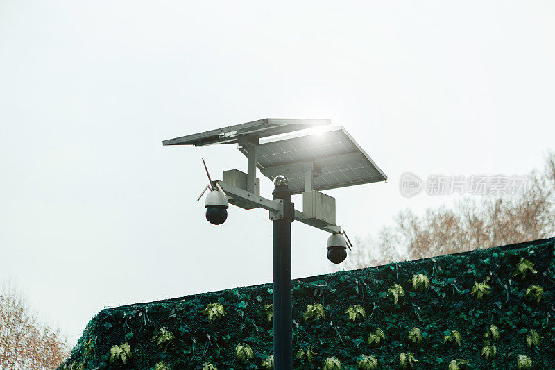 太阳能电池板为监控摄像头提供电力