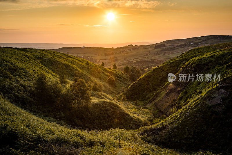 西约克郡奥文登山谷的日出