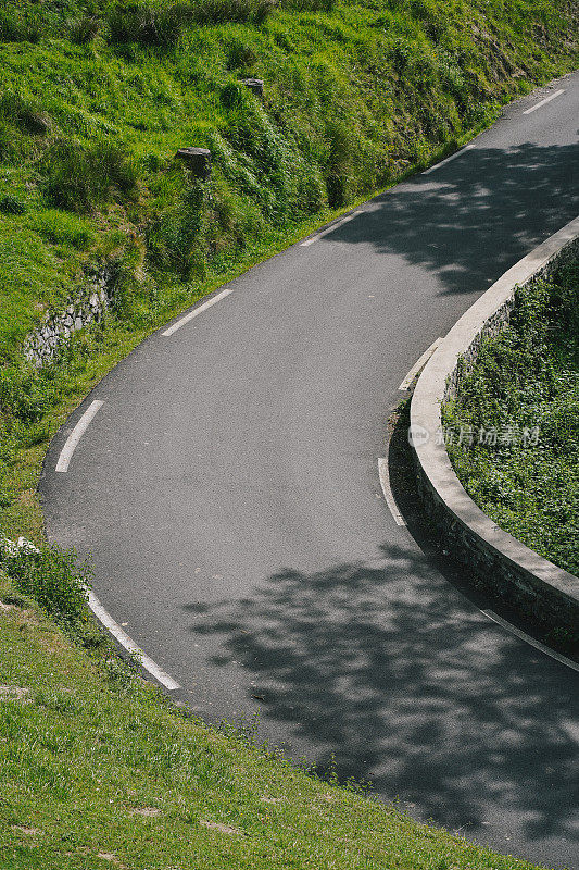 弯弯曲曲的山路