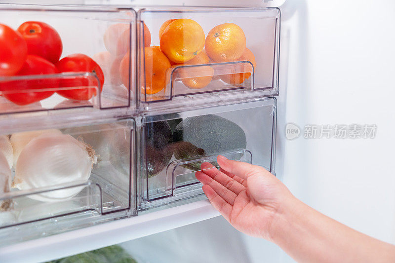 打开冰箱里的食物
