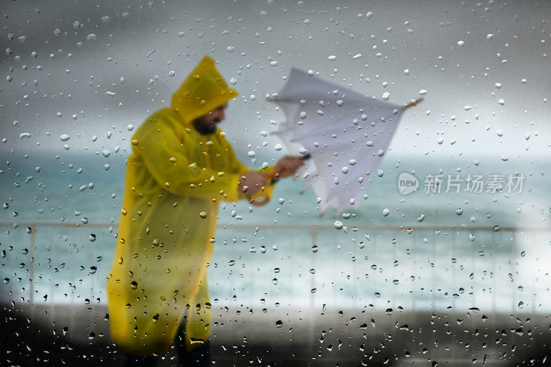 下雨的天气和雨滴