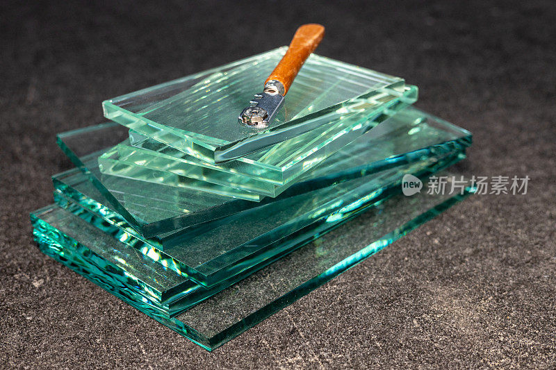 厚玻璃片堆叠和一个专门的玻璃切割机，概念，玻璃工的工作