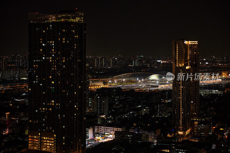 夜间灯火通明的高层建筑和曼谷天际线