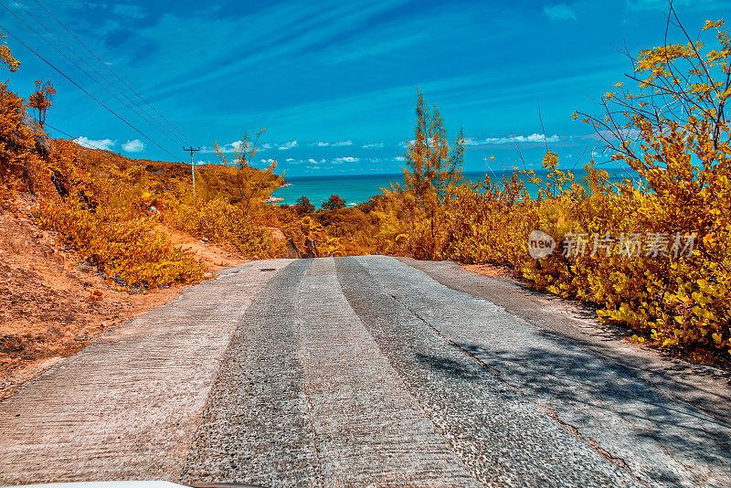 塞舌尔岛的公路。带着美丽的景色穿过岛屿