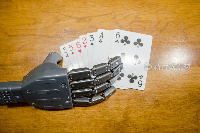 手握扑克牌的机器人