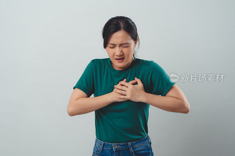 一名亚洲女性患有胸痛。