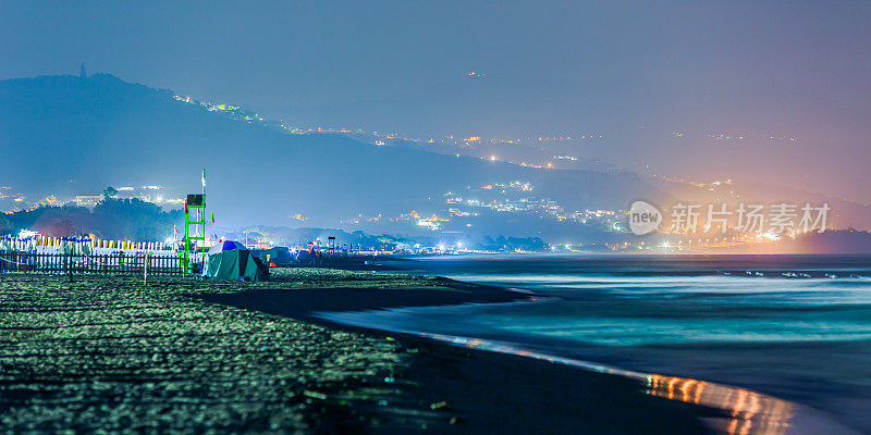 夜间大气景观。海上的波浪。Agropoli。意大利。第勒尼安海。海滩