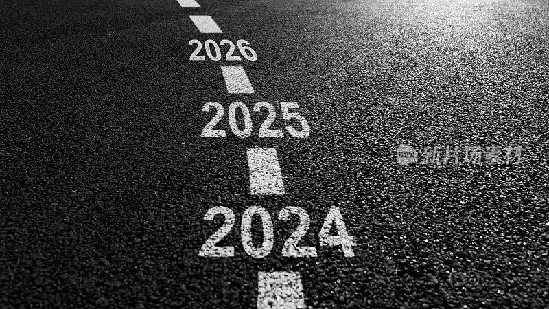 2024年、2025年和2026年，黑色柏油路上的新年