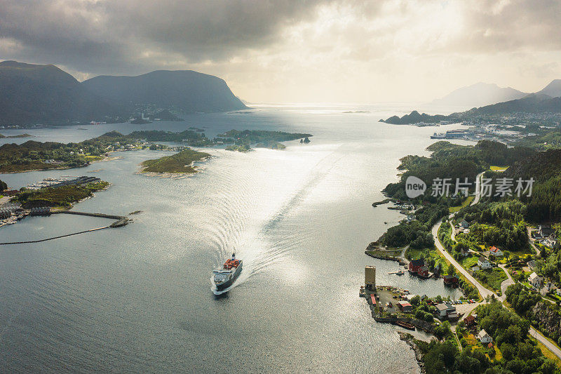 航拍的船只航行在海上与风景秀丽的岛屿和山脉在挪威