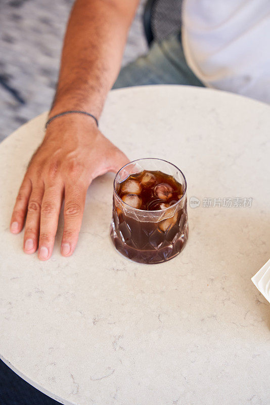 男人手里拿着冰美式咖啡