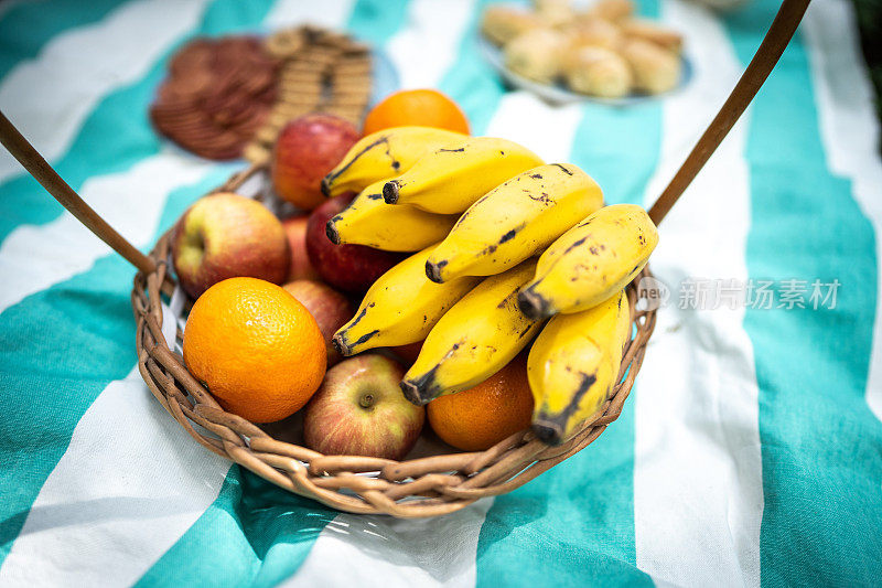 桌布上放着水果的篮子